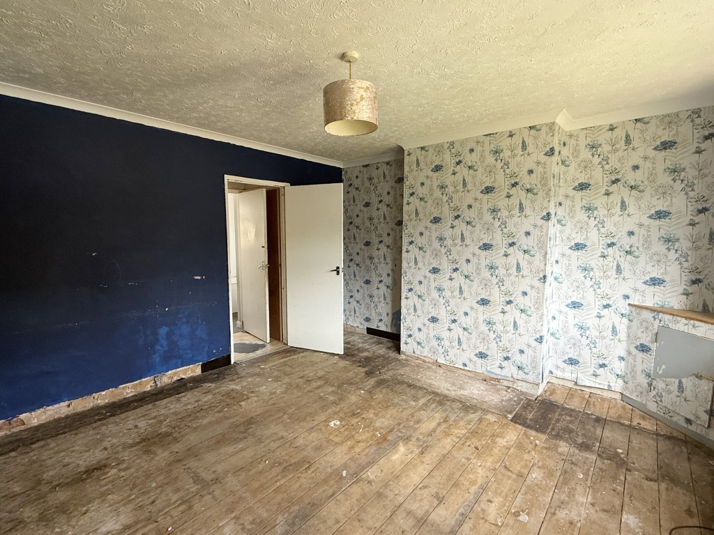 Lot: 102 - HOUSE IN NEED OF IMPROVEMENT - Living Room in Semi in need of Improvement